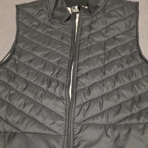 Nike Black Puffer Vest - Picture 2 of 7